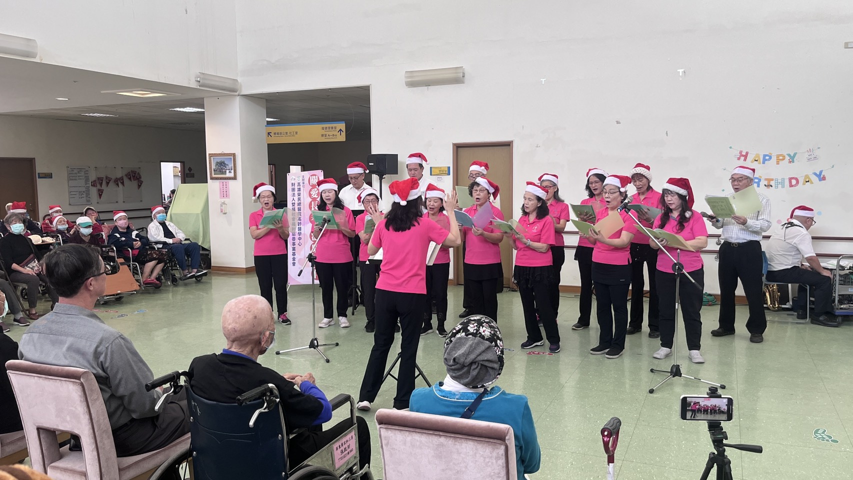 圖2:志工們詩歌唱頌