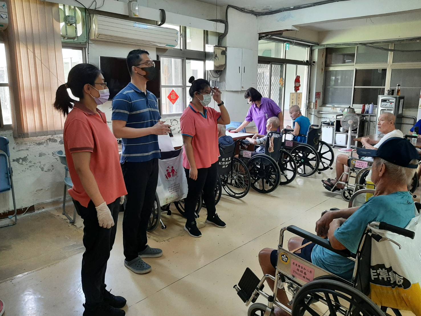 圖4:保健組醫師向住民宣導防疫觀念