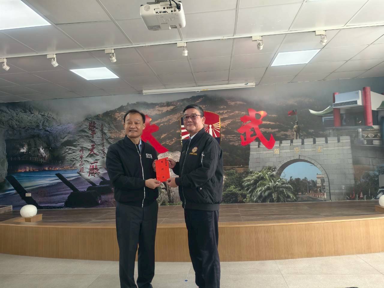 圖二欣桃天然氣公司房茂宏董事長(左)贈本處劉信義處長(右)善心捐款