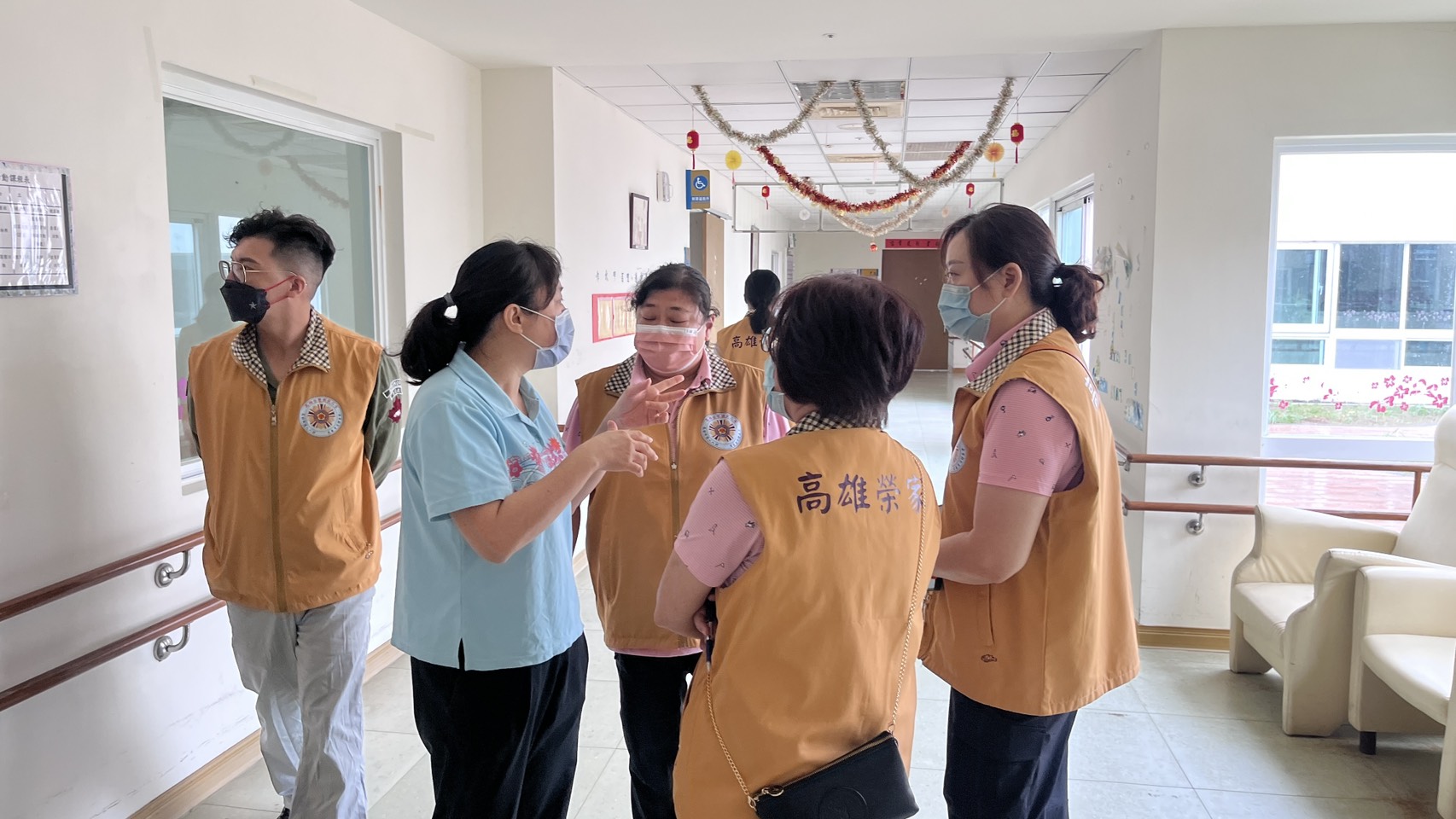 圖4:兩所榮家護理人員們相互交流