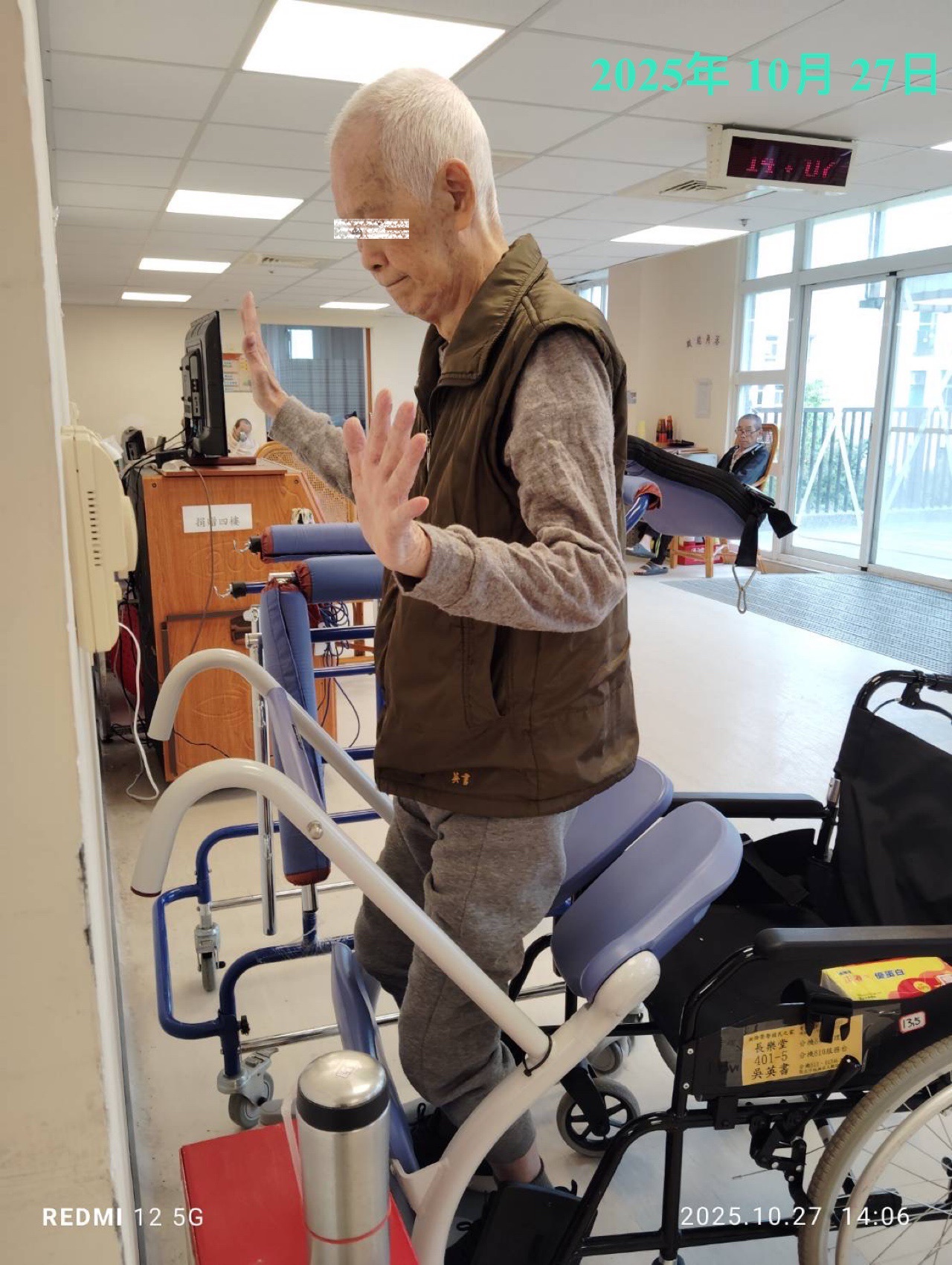 1141104 照片5-吳伯伯於已能放開雙手,自行穩定站立。