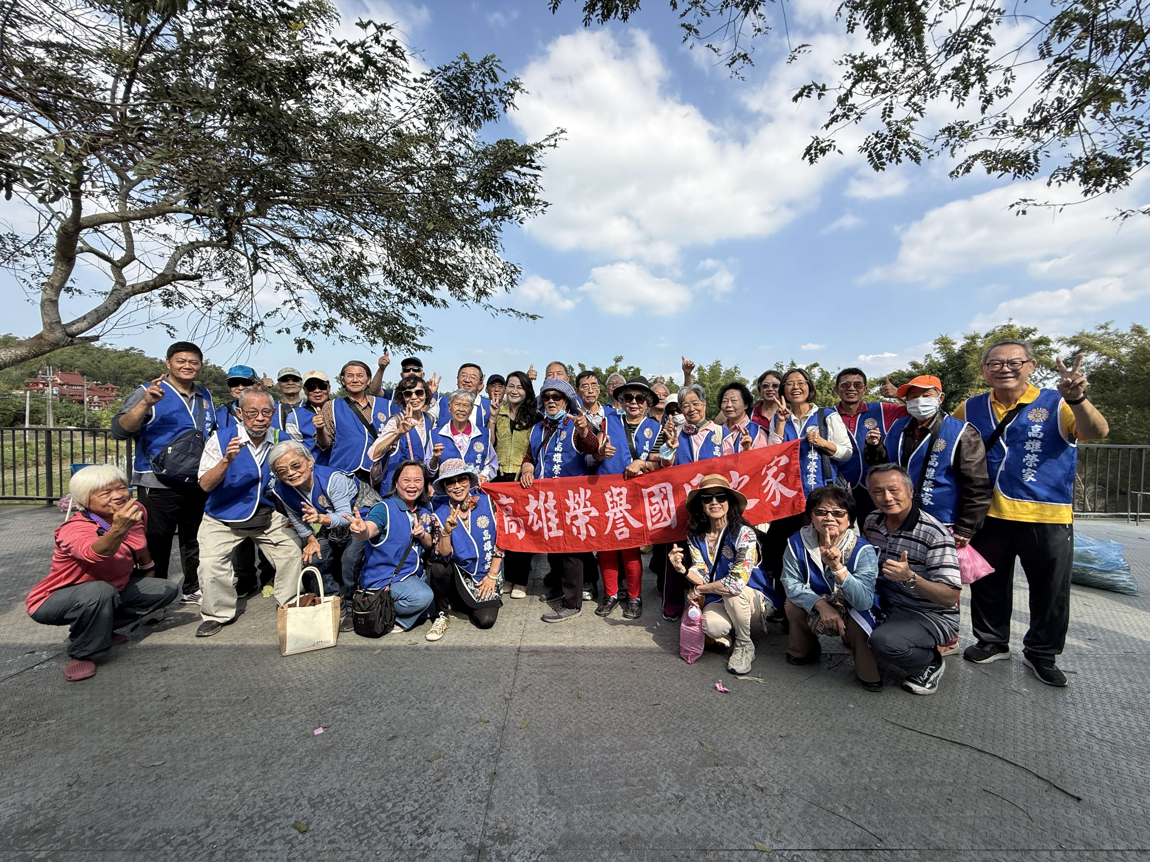 高雄榮家長輩享受田園農趣~開心拔蘿蔔種香草 慢活體驗在地人文之美