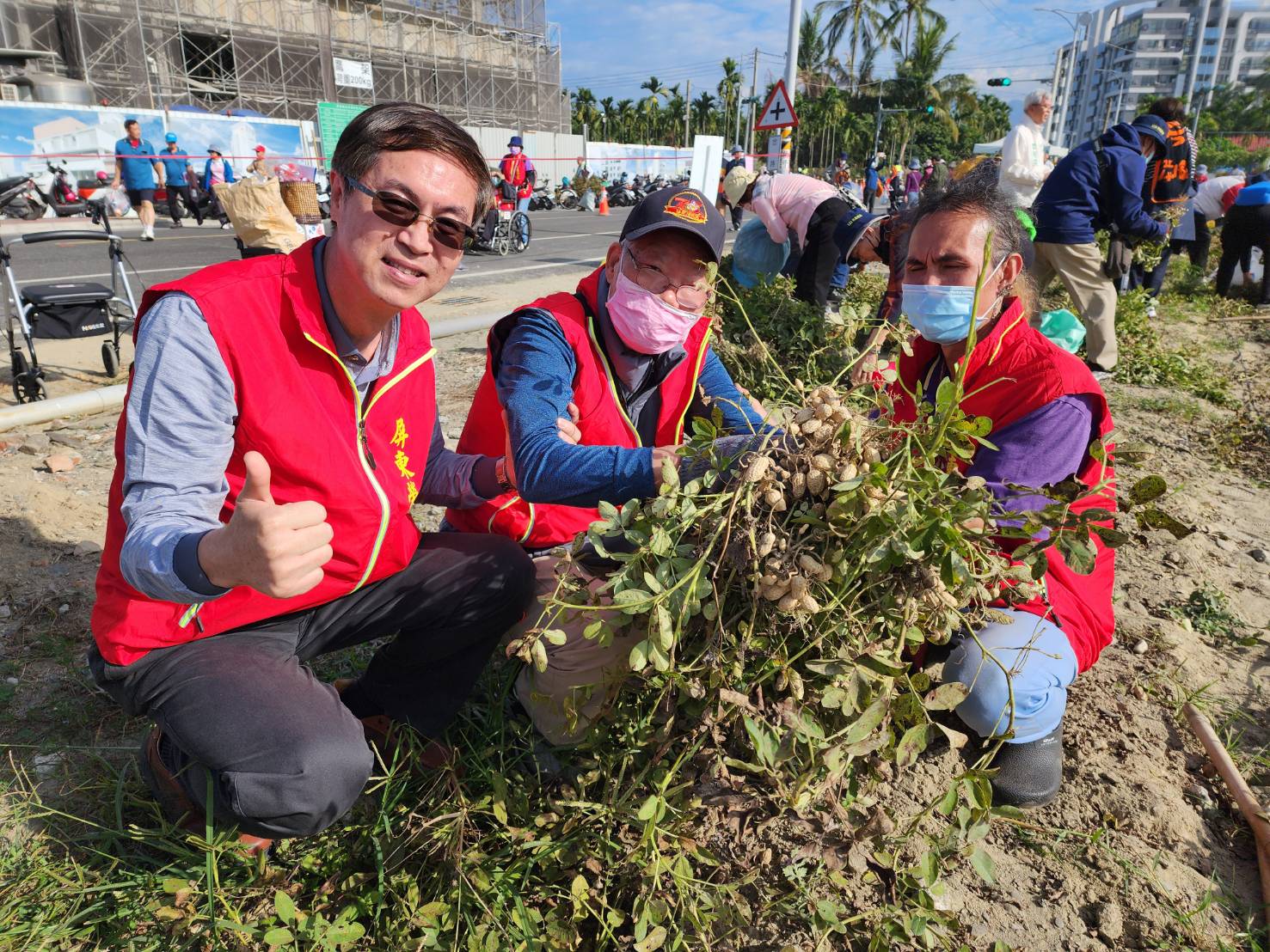 圖3:家主任李秦強(左1)與住民長輩一起採花生合影。