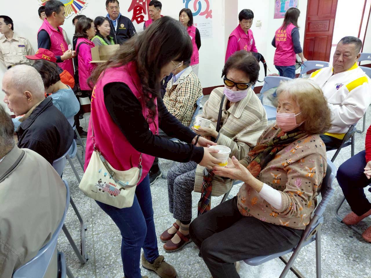 南投縣榮服處連結清德寺與佛光會 分送臘八粥 暖胃又暖心