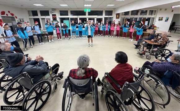 天主教海星中學到花蓮榮家報佳音 感受聖誕幸福時光