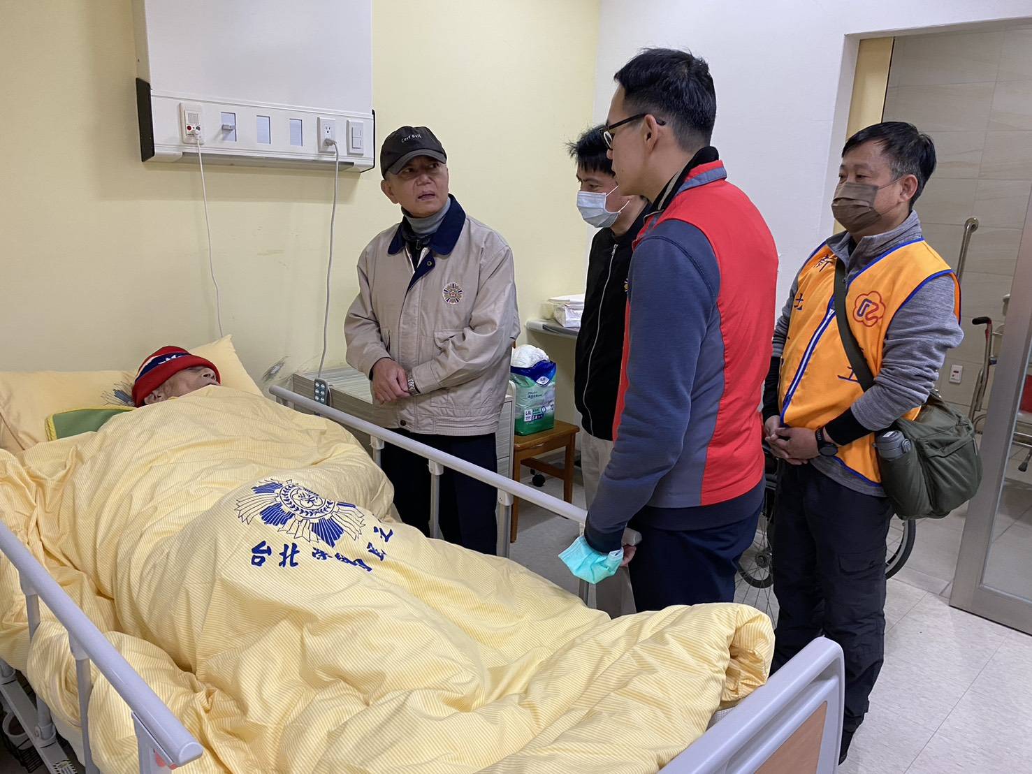 李伯伯(左1)入住期間,臺北榮家陳家主任(左2)前往 探視,新北市榮服處鄒輔導員(右2) 及社區服務組長劉正仁(右1)陪同在旁。