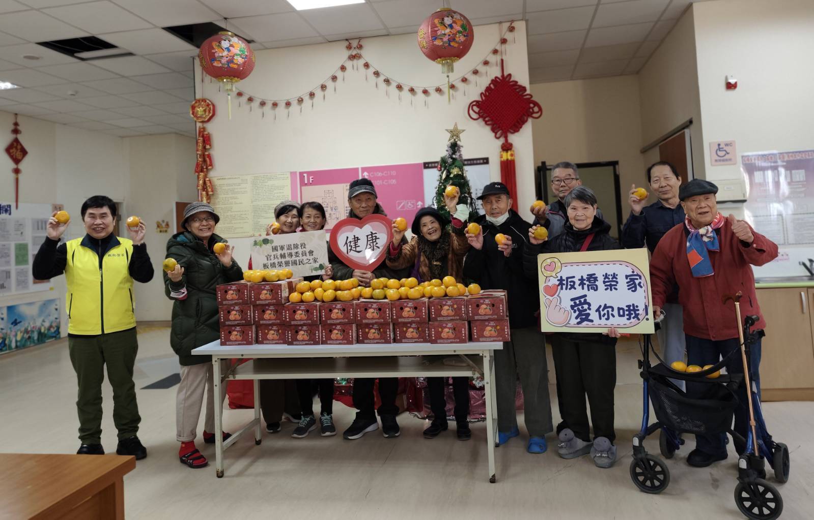 總統府春節慰問板橋榮家 贈茂谷柑祝賀「馬到成功、大吉大利」
