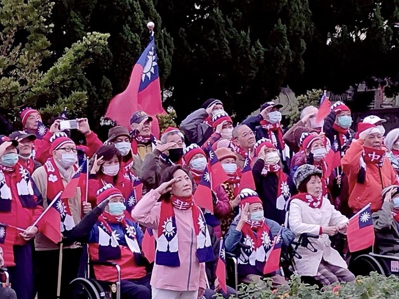 115年1月1日新竹榮家拂曉升旗長輩披國旗圍巾元旦迎新禧