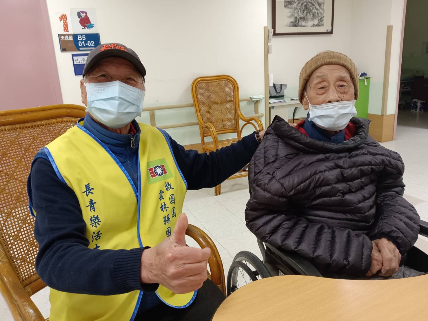 志工親切搭肩陪伴,展現如家人般的深厚與信任。