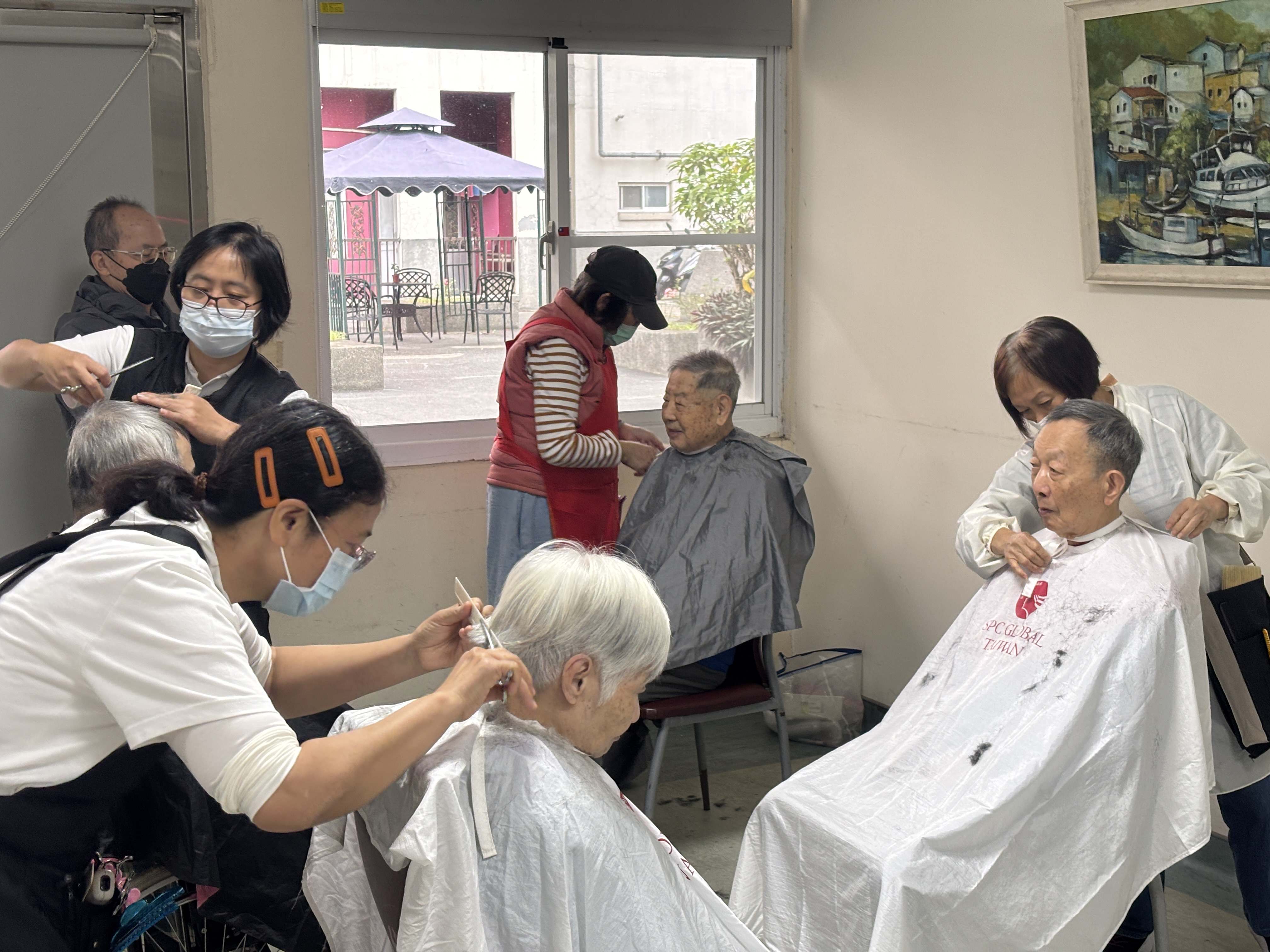 美髮傳情、音韻繞樑！喬琳多寶團隊齊聚板橋榮家為長輩義剪及傳遞愛與關懷