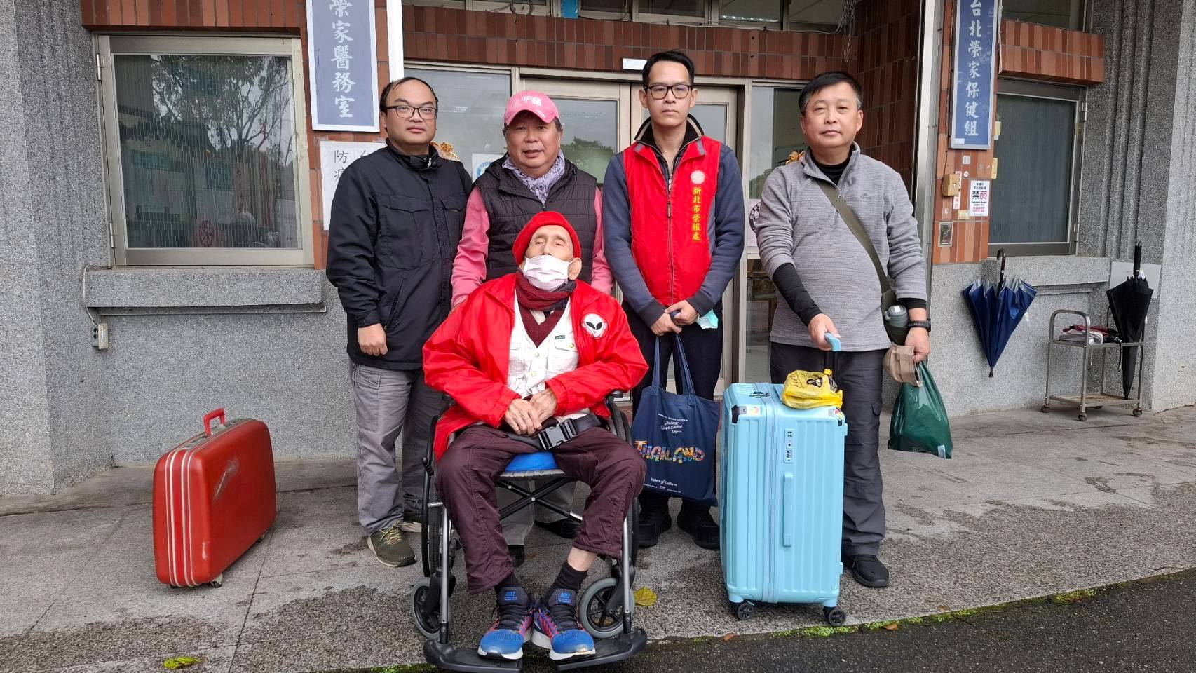 李伯伯(前)到達臺北榮家,由榮家林正峰社工員(後左1)接洽,照護員林國政先生(後左2)新北市榮服處鄒輔導員(後右2) 及社區服務組長劉正仁(後右1)陪同。