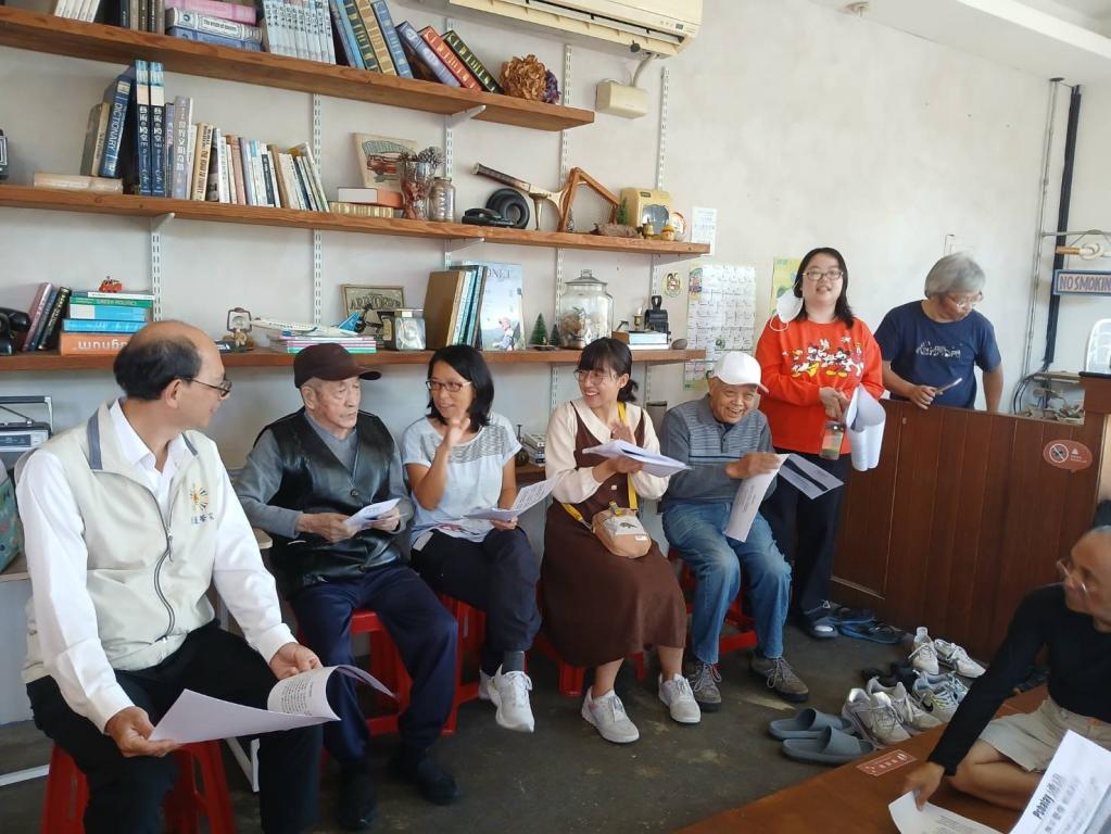 花蓮榮家95歲榮民分享新書:閻啟明口述白色歲月回憶錄