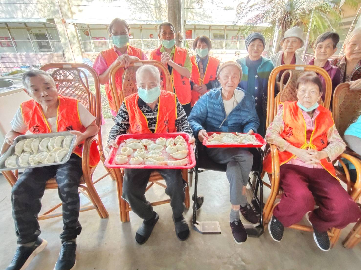 圖11:長輩歡樂與韭菜盒子合影