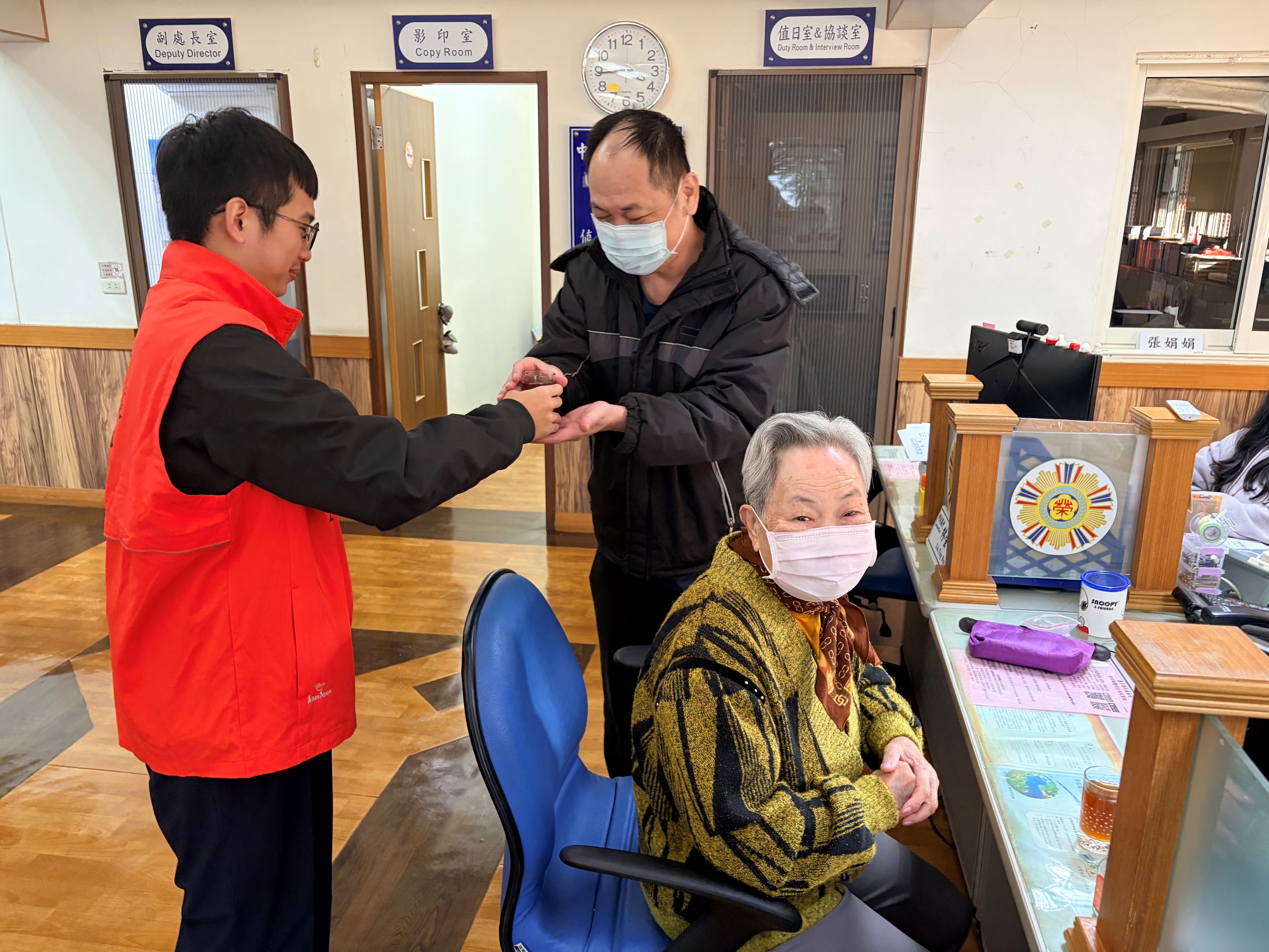 寒冬送暖情意濃 彰化縣榮服處貼心準備熱薑茶及茶葉蛋溫暖洽公民眾2-2