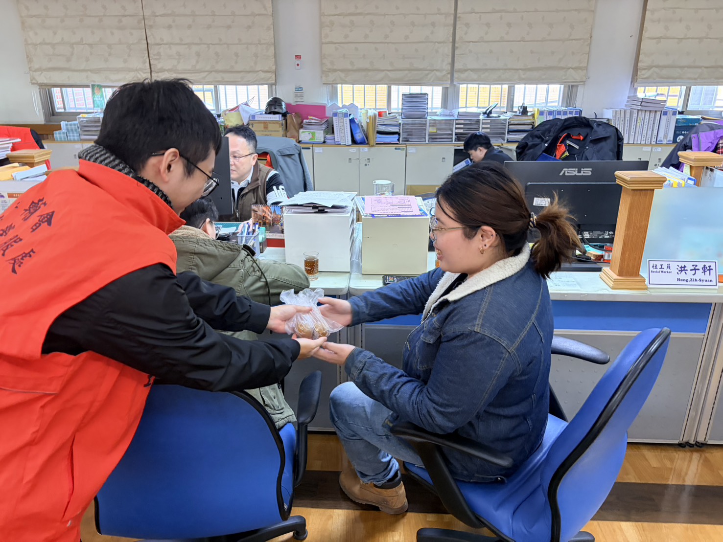 寒冬送暖情意濃 彰化縣榮服處貼心準備熱薑茶及茶葉蛋溫暖洽公民眾1