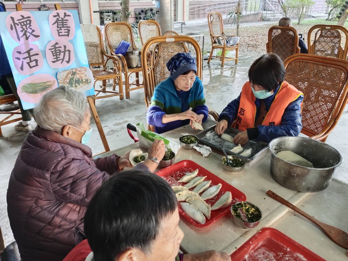 圖10:長輩專注包韭菜盒子