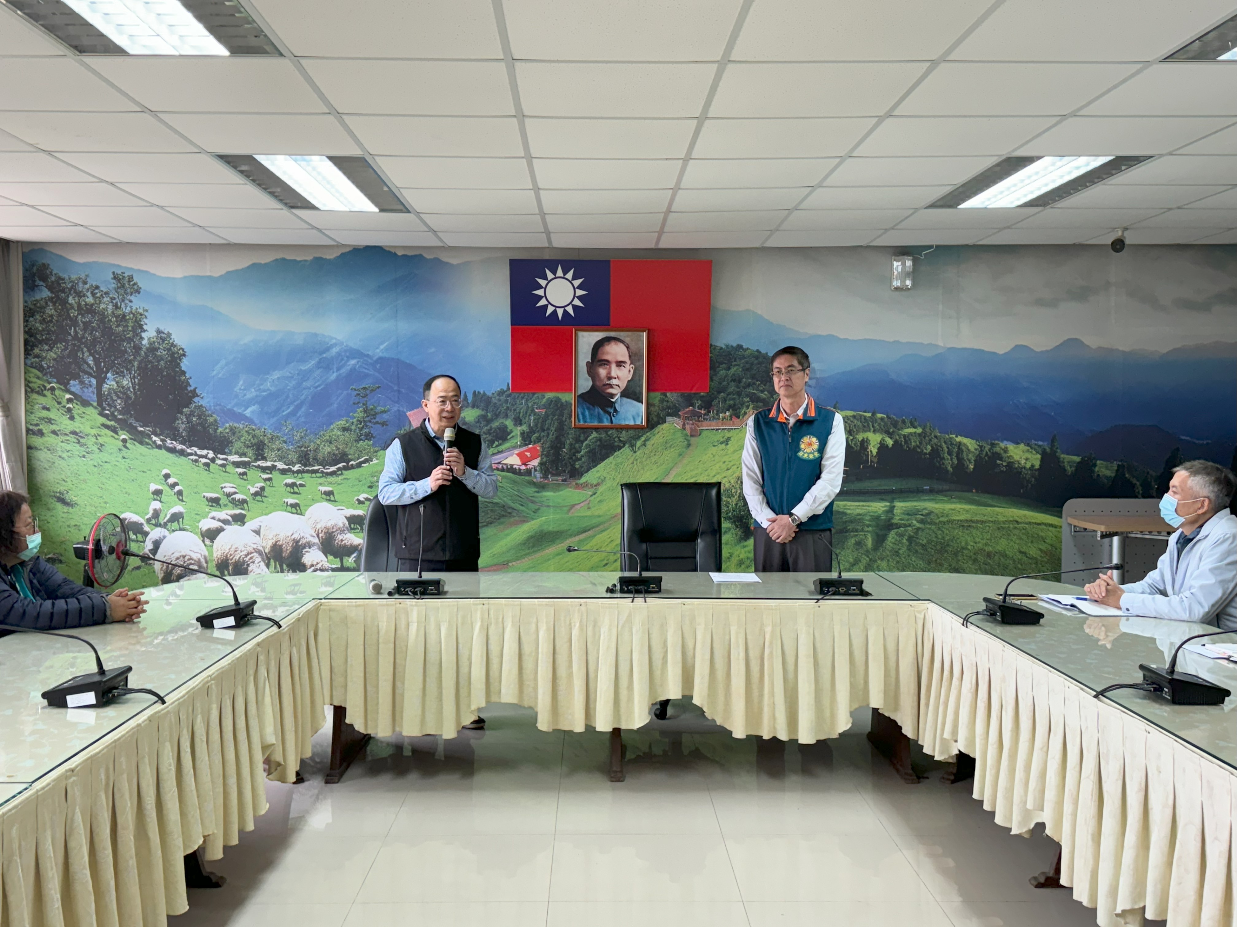 圖2:新任王國能副主任(左)致詞