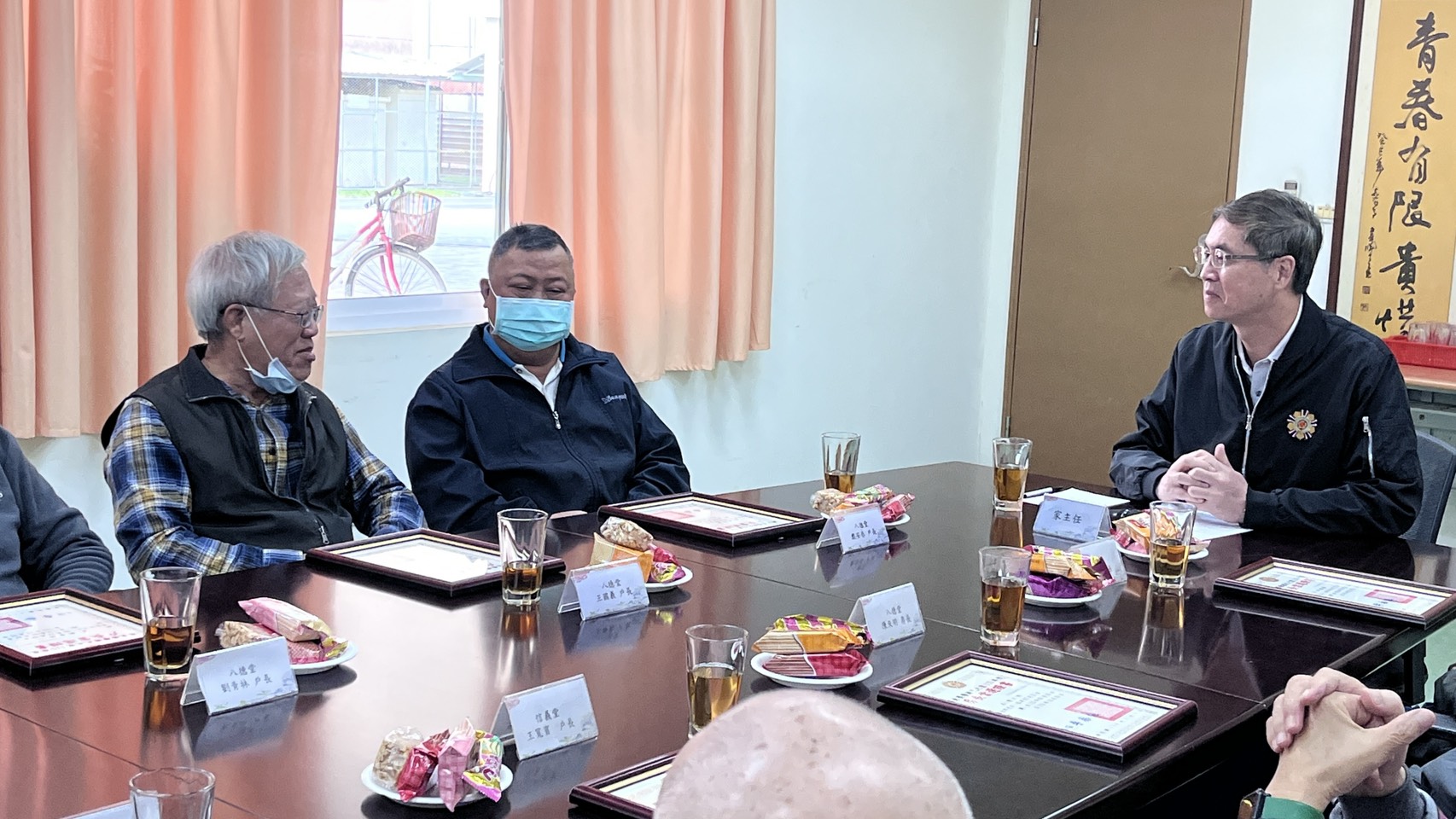 圖2:家主任李秦強(右)於活動中感謝新任房戶長持續協助住民長輩生活調適與問題反映