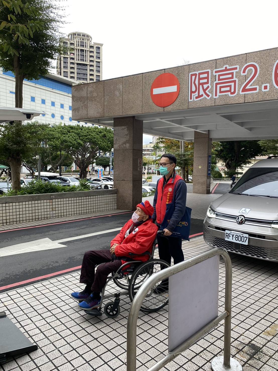 李伯伯(左)抵達新北市立聯合醫院體檢,右為新北市榮服處鄒輔導員(右) 。