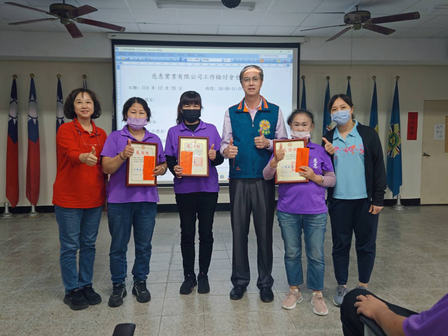 圖3.家主任李秦強(圖左)照服員(圖右)頒發感謝狀及致贈獎勵金