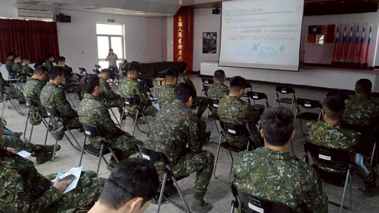 高雄市榮服處就業站於前進營區權益說明會實施輔導服務介紹