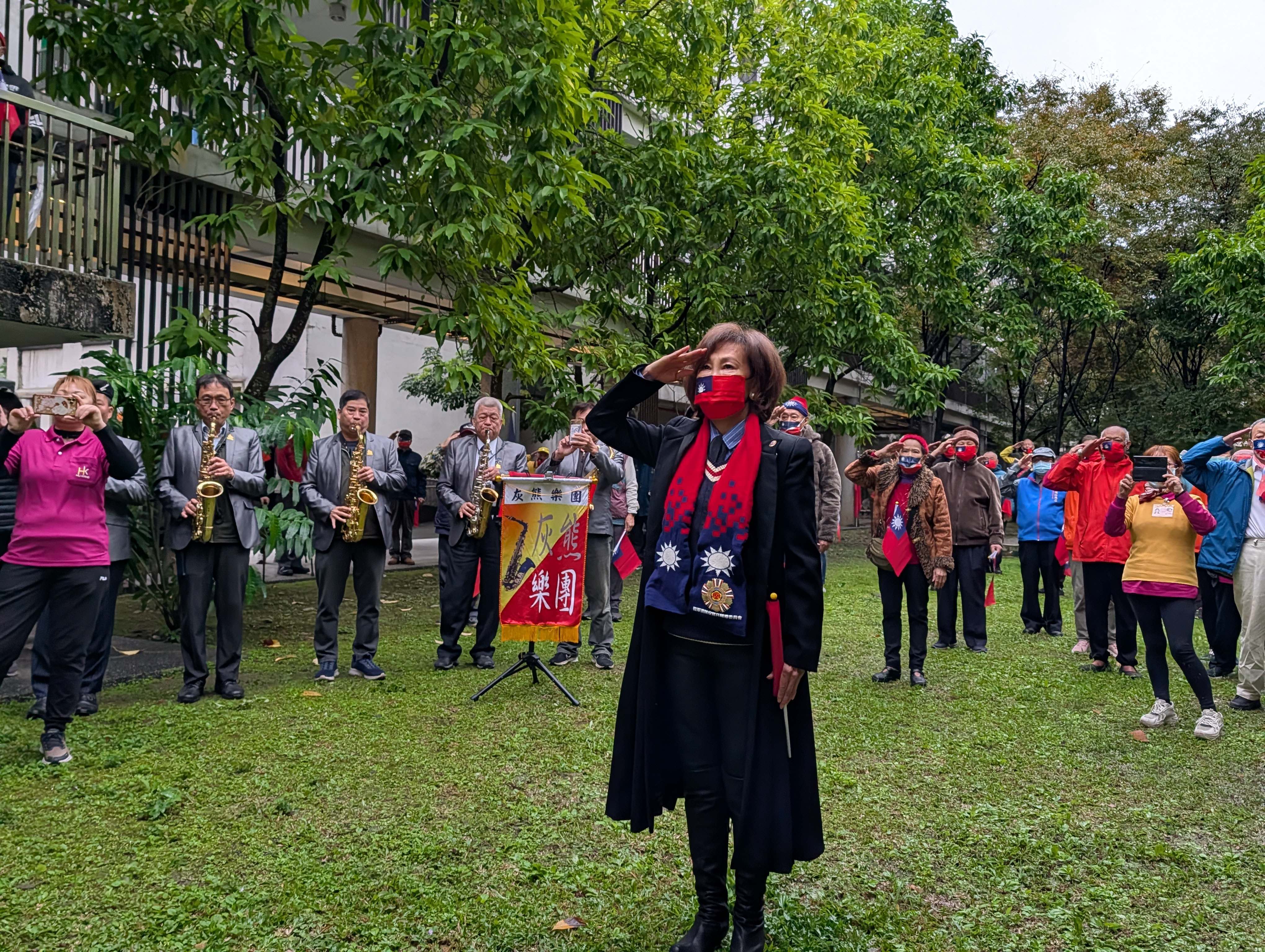 板橋榮家 115 年元旦升旗 風雨無阻榮民長輩愛國心！