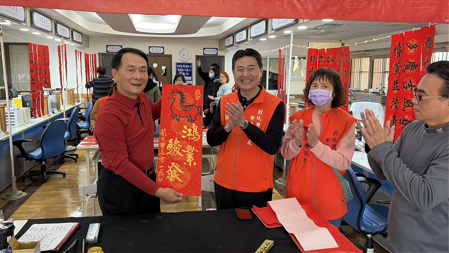 彰化縣榮民服務處辦理「金馬迎春揮毫」活動 墨香傳祝福 榮情暖新春2