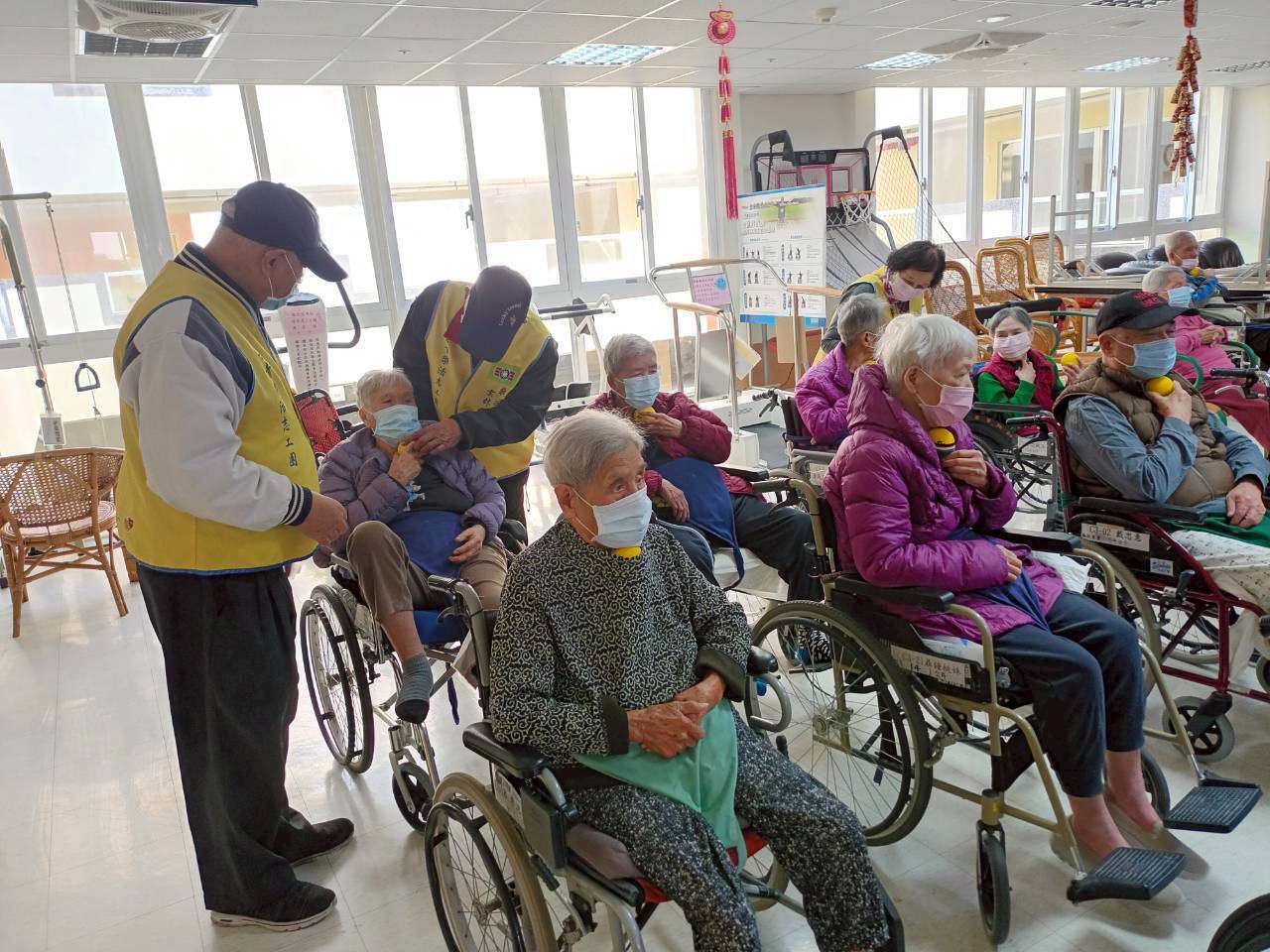 115年1月21日輪椅上的豐收祭！長青志工攜手長輩 共享午後芭樂香