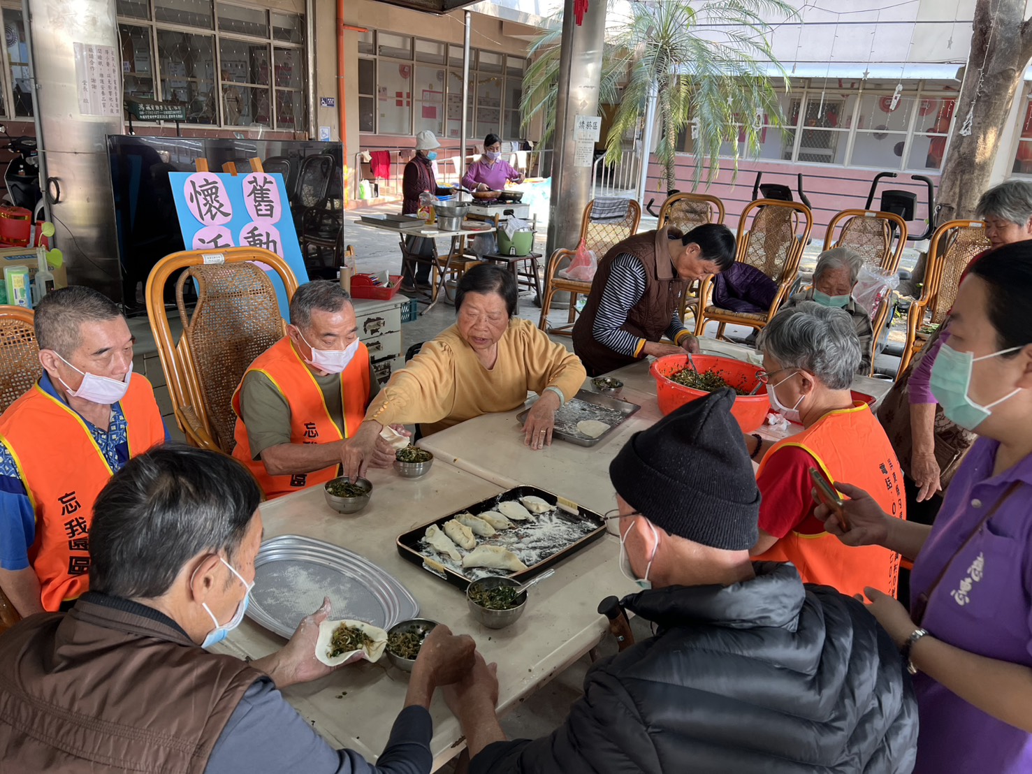 圖2:長輩們專注包韭菜盒子