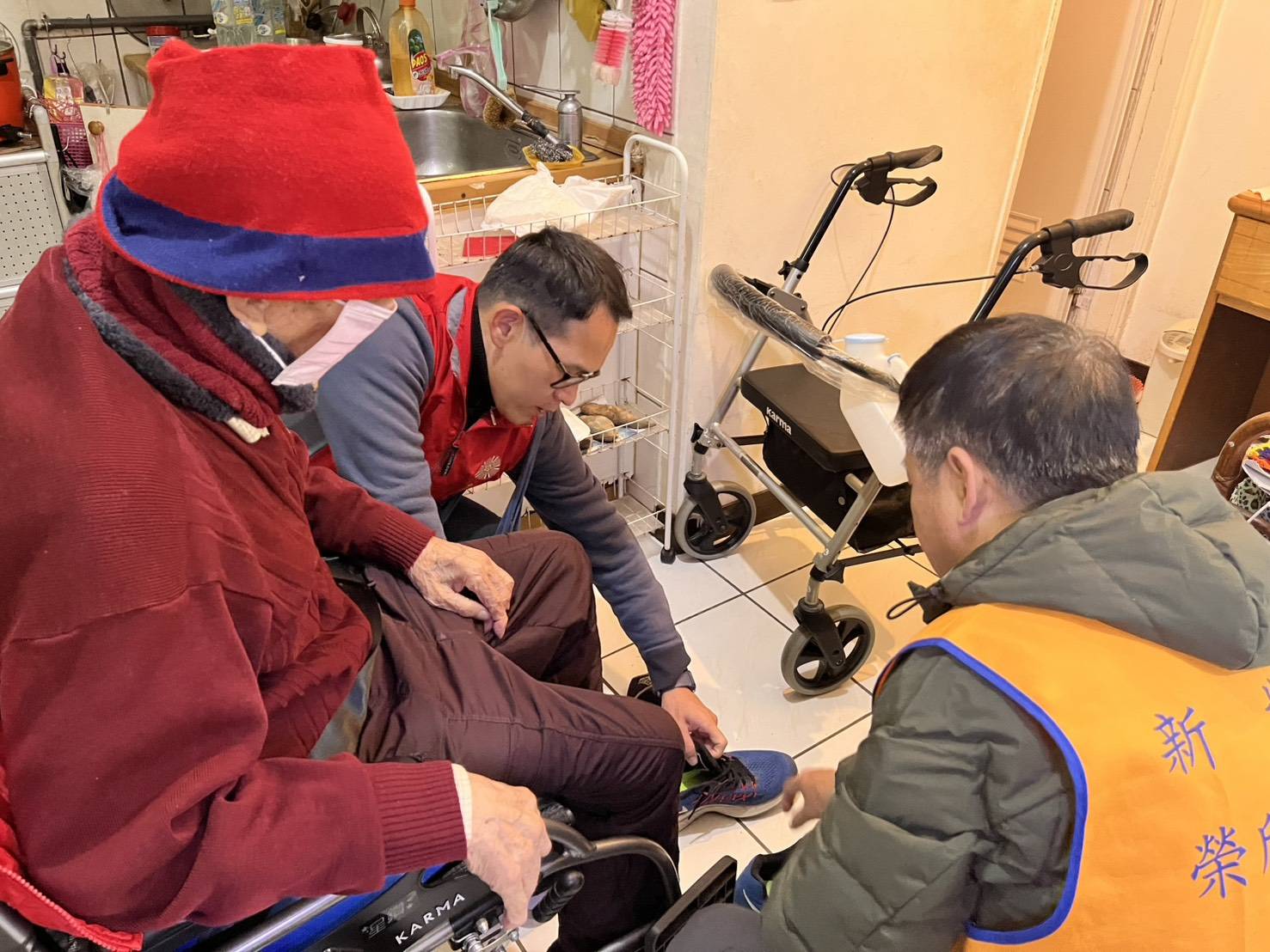 李伯伯(左1)在新北市榮服處責任區鄒輔導員(中)及榮欣志工劉先生(右1)陪同下,於李伯伯家中準備出發。