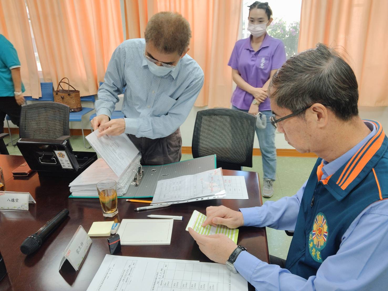 圖3:家主任李秦強對各堂隊財管個案逐一實施檢查。