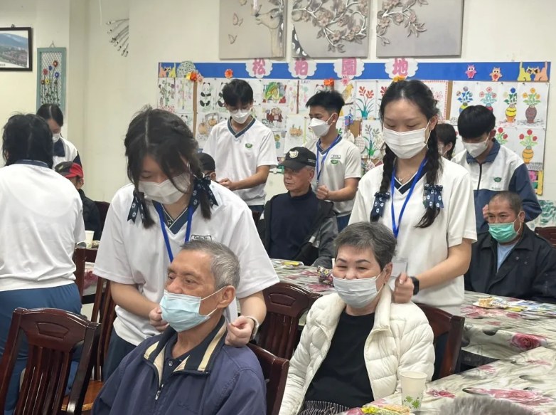 馬來西亞吉隆坡慈濟國際學校師生跨海送愛 到榮家陪伴長輩同樂