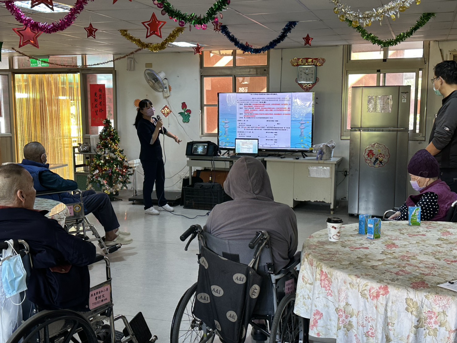 圖四 :深入淺出講解,讓住民了解何謂醫療自主計畫