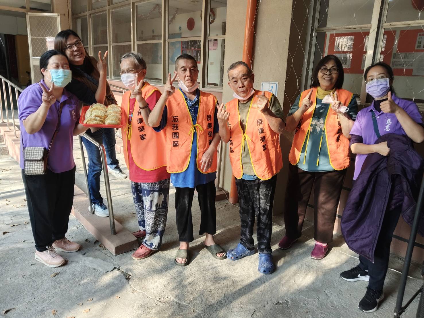 圖8:長輩歡樂帶回韭菜盒子合影