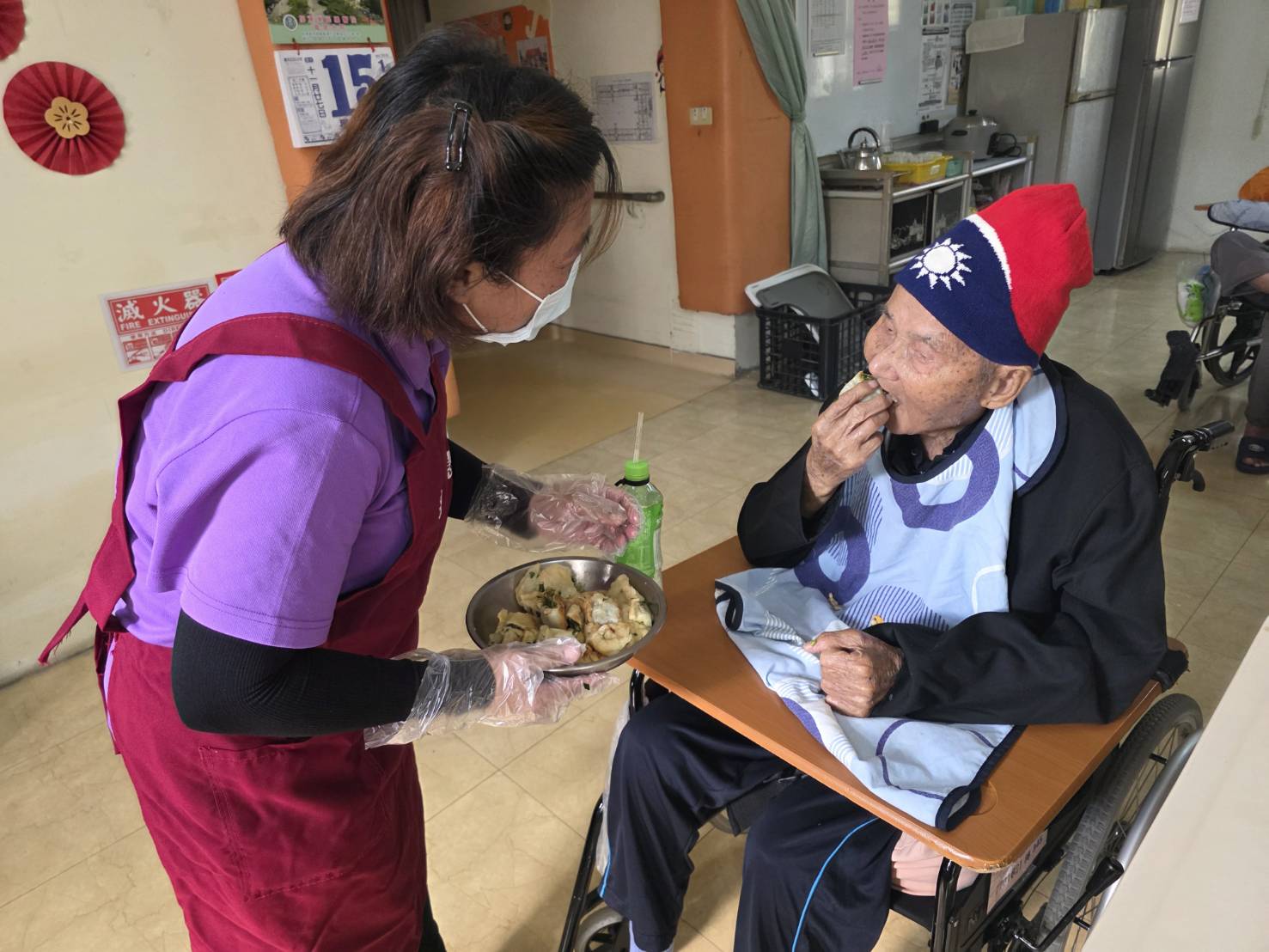 圖3:長輩開心享受韭菜盒子