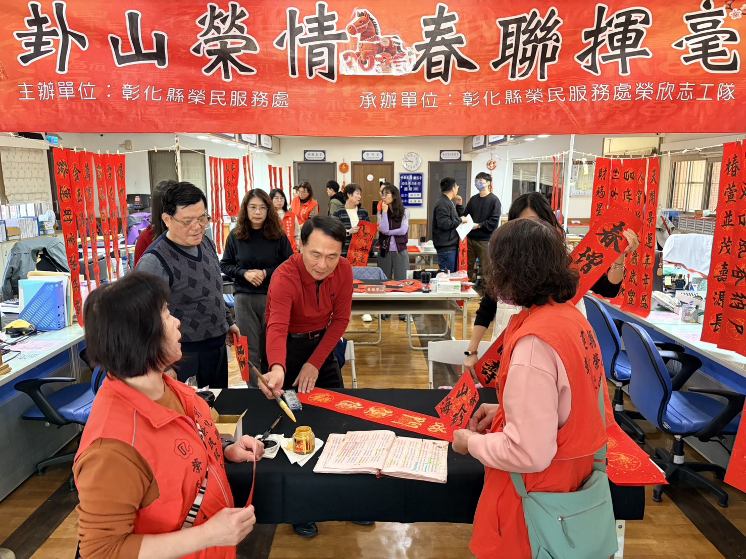 彰化縣榮民服務處辦理「金馬迎春揮毫」活動 墨香傳祝福 榮情暖新春4