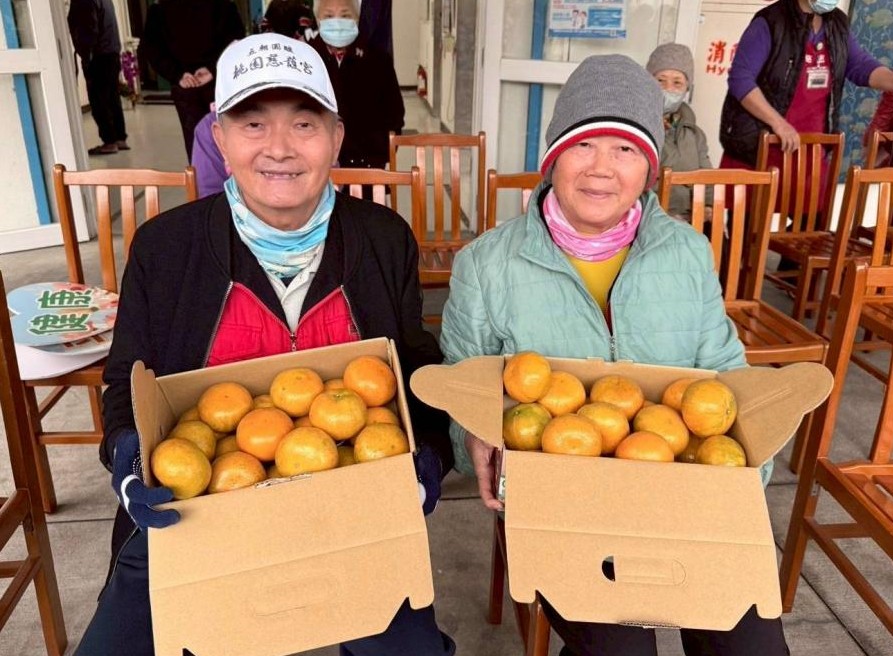 🧧總統、副總統致贈茂谷柑 花蓮榮家長輩共享甜蜜關懷🧧