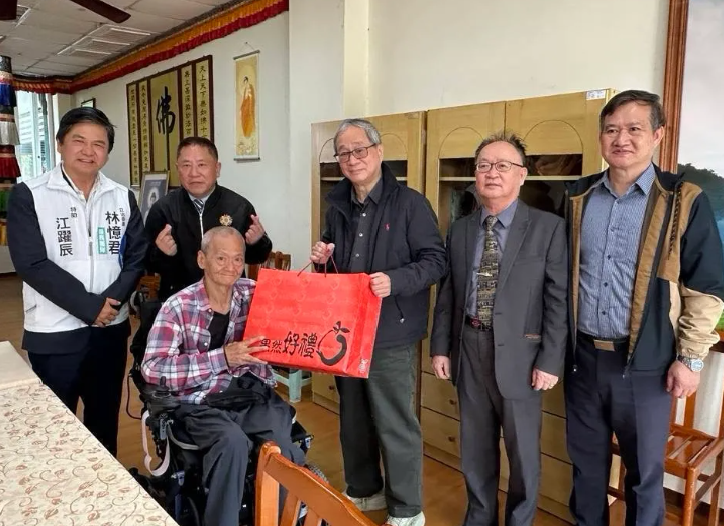 文化部長李遠探視花蓮榮家漆雕師江添昌 肯定其工藝精神