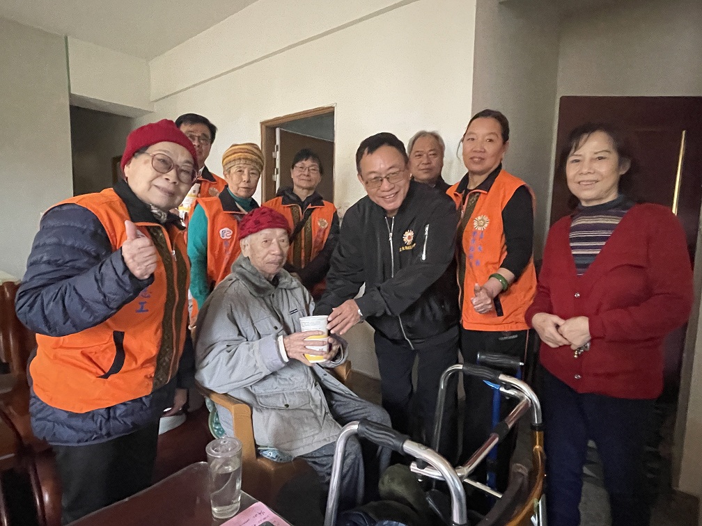 臺東縣榮民服務處偕同榮欣志工　寒冬送暖發放臘八粥