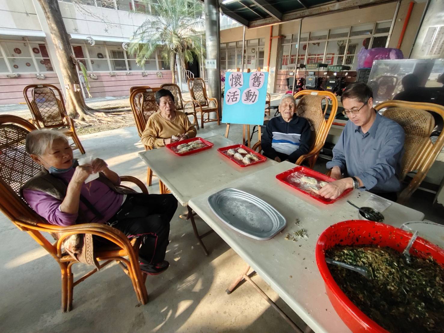 圖7:家主任李秦強(右1)與人瑞楊伯(右2)長輩一起包韭菜盒子