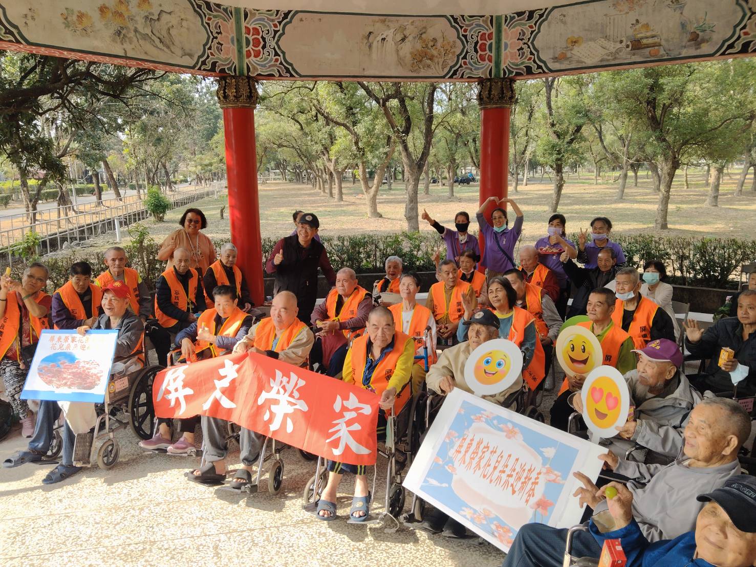 圖3:長輩們停歇長青涼亭大合影