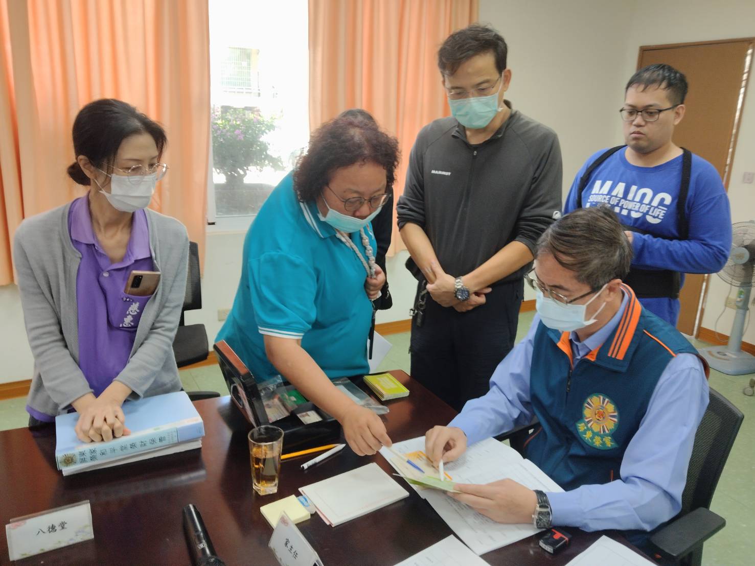 圖2:家主任李秦強對各堂隊財管個案逐一實施檢查。