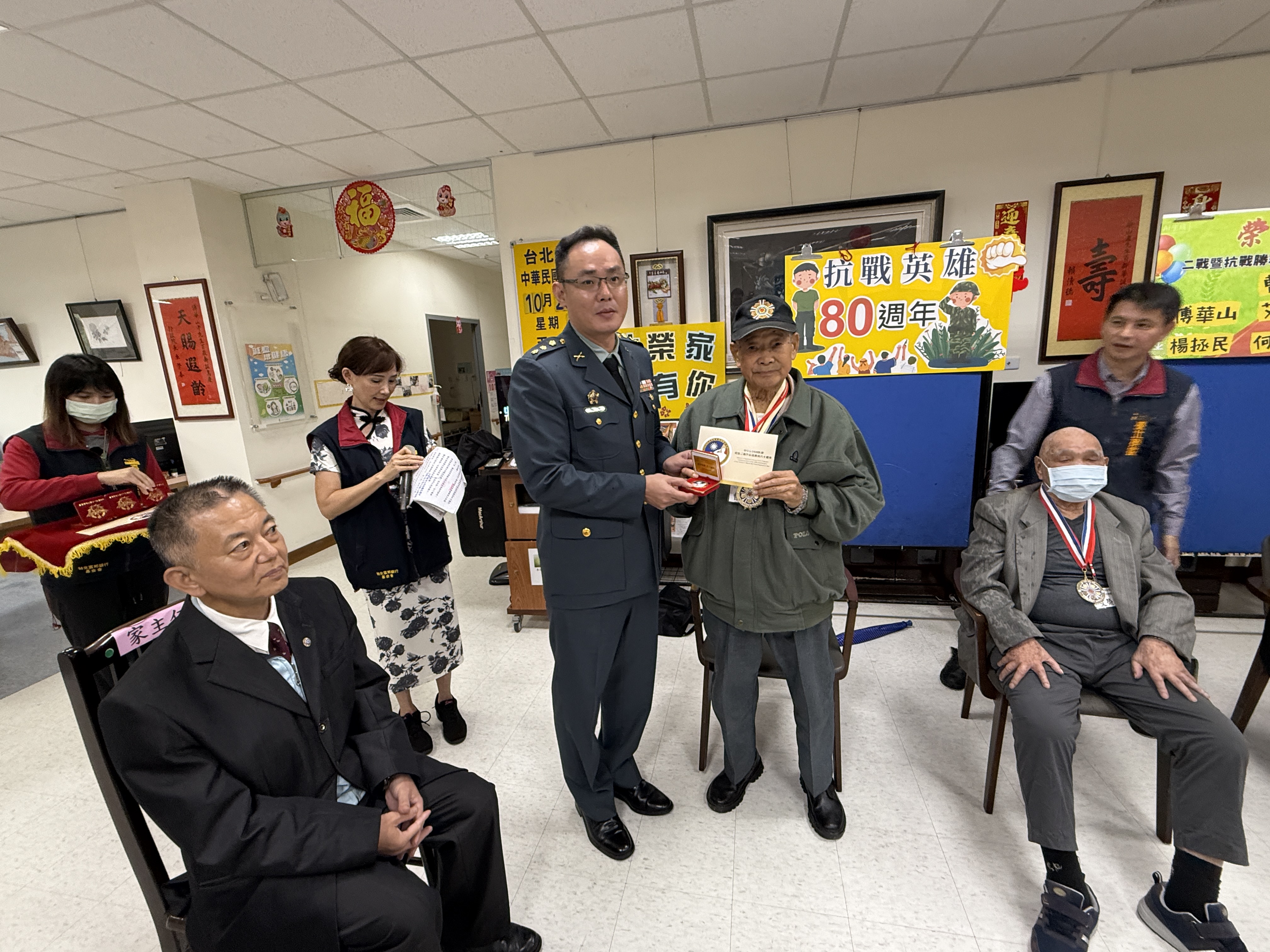 1141028抗戰老兵獲頒抗戰紀念徽章