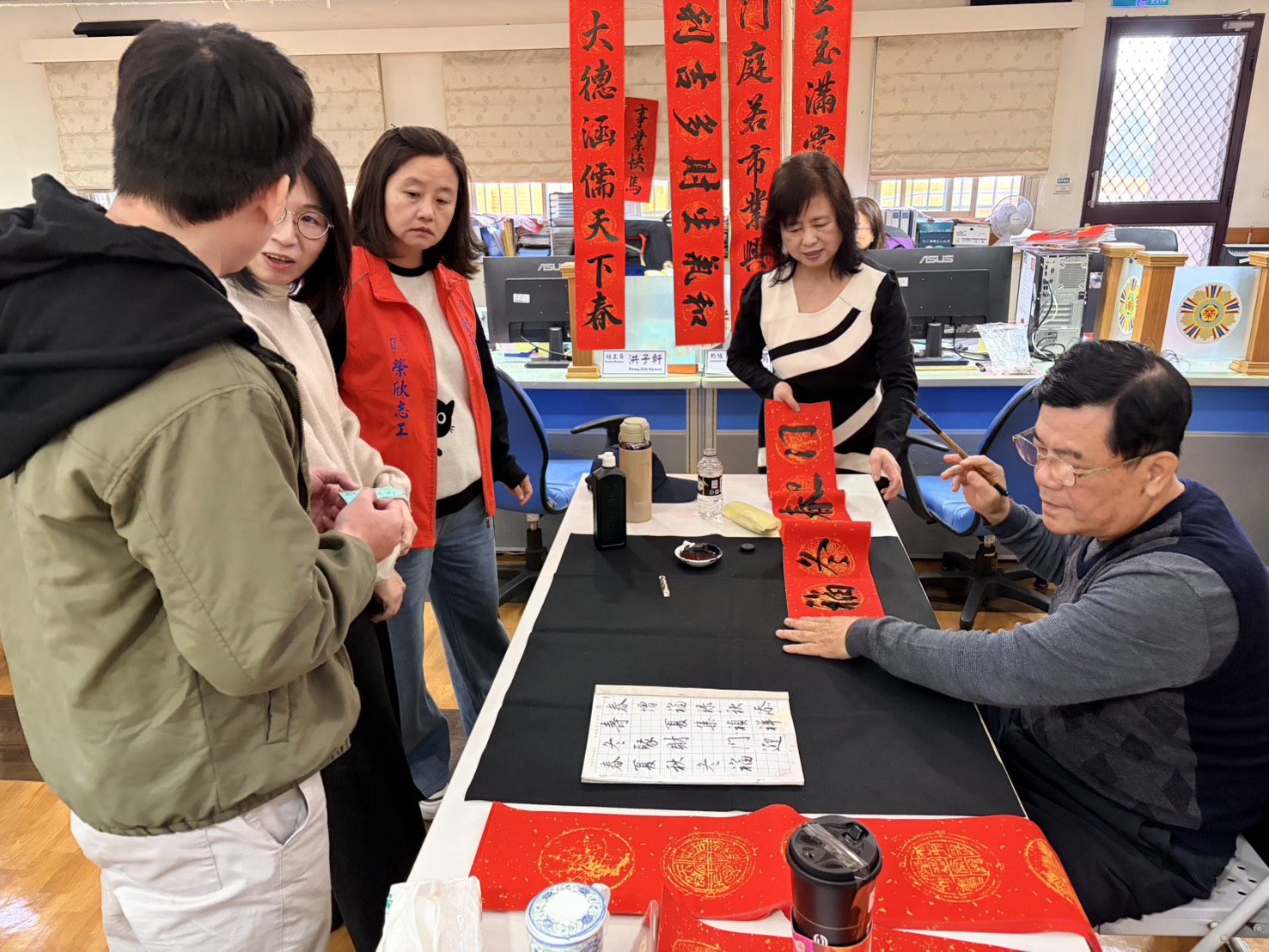 彰化縣榮民服務處辦理「金馬迎春揮毫」活動 墨香傳祝福 榮情暖新春9