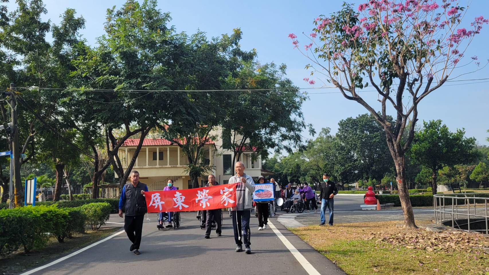 圖2:長輩們漫步家區賞花享受溫暖陽光