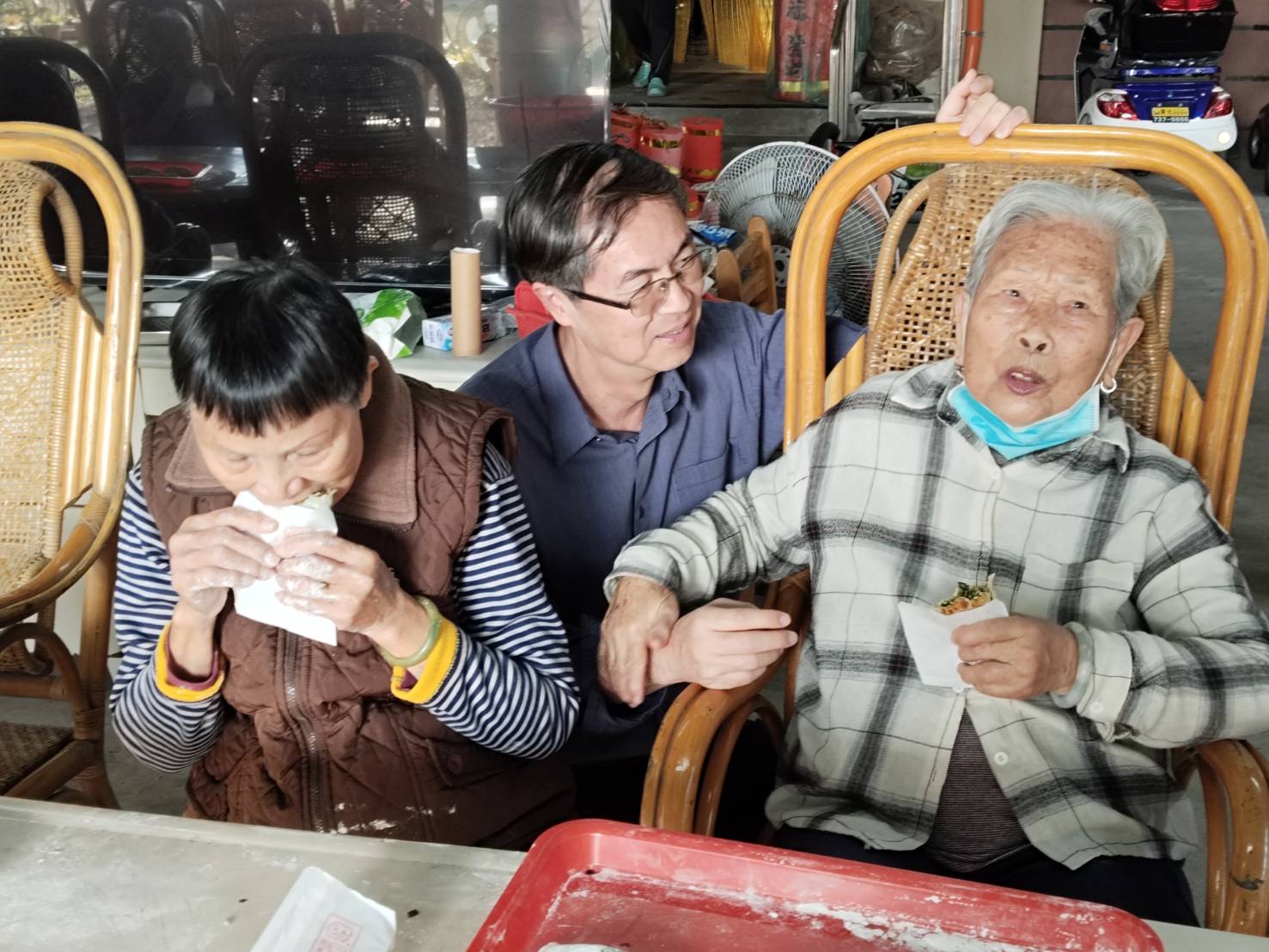 圖6:家主任李秦強(中)與長輩話家常歡笑合影