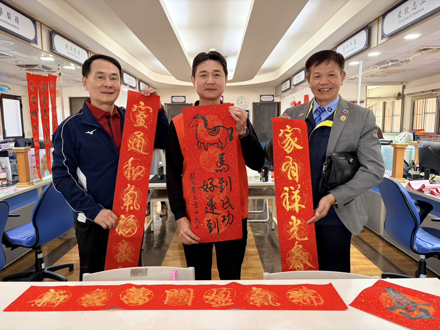 彰化縣榮民服務處辦理「金馬迎春揮毫」活動 墨香傳祝福 榮情暖新春6