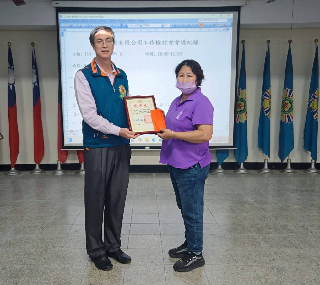圖2.家主任李秦強(圖左)照服員(圖右)頒發感謝狀及致贈獎勵金