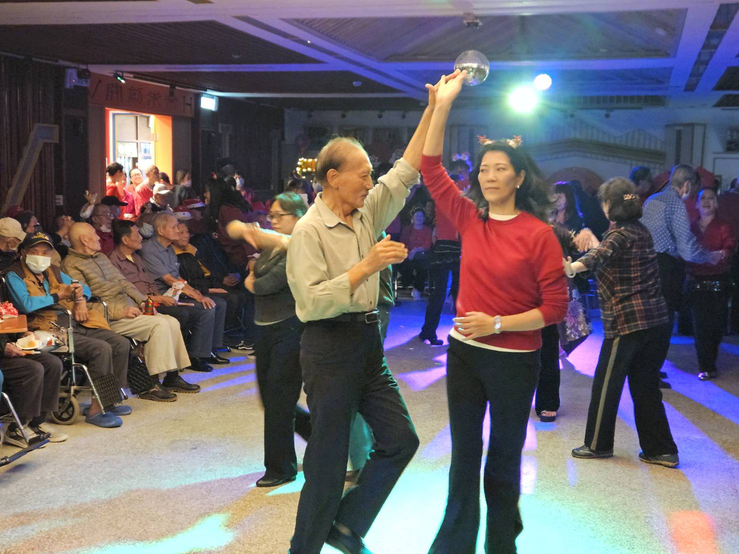 聖誕老公公駕到🎅桃園榮家平安夜派對陪長輩舞動幸福時光💃🕺