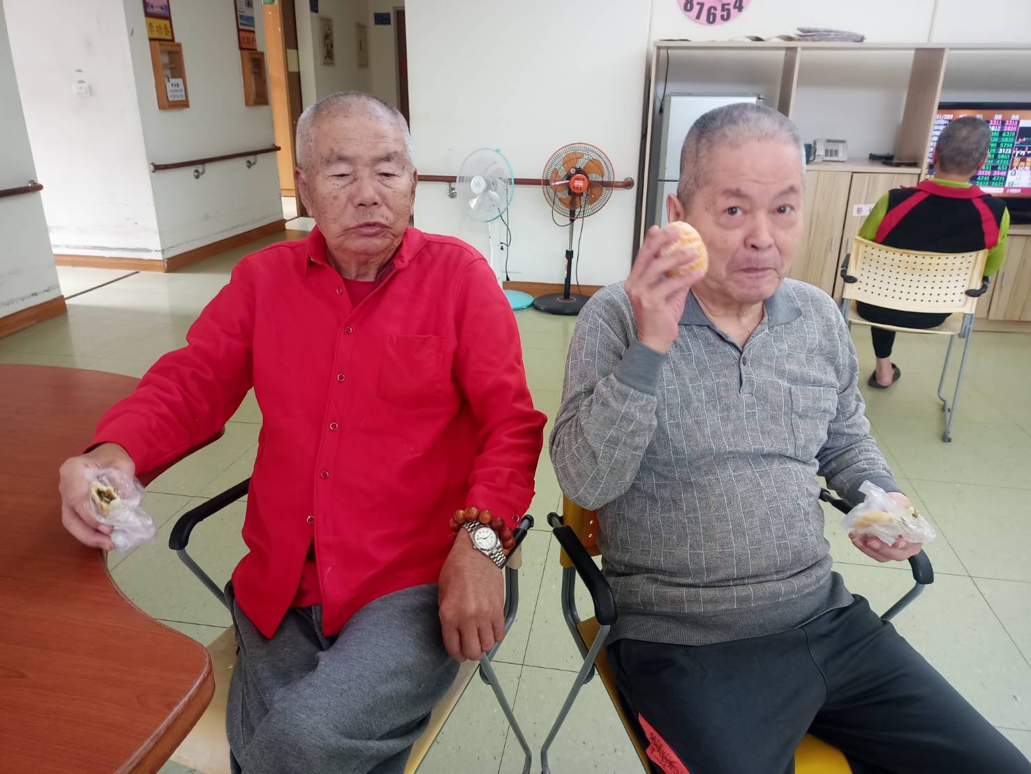 圖12:長輩開心享受韭菜盒子